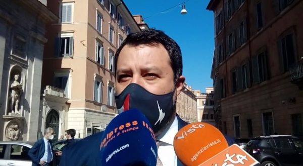 Salvini “Correre su vaccini per tornare a vivere”