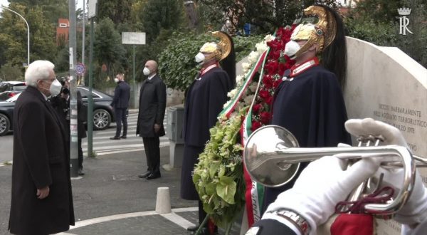 Moro, Mattarella depone una corona di fiori in via Fani