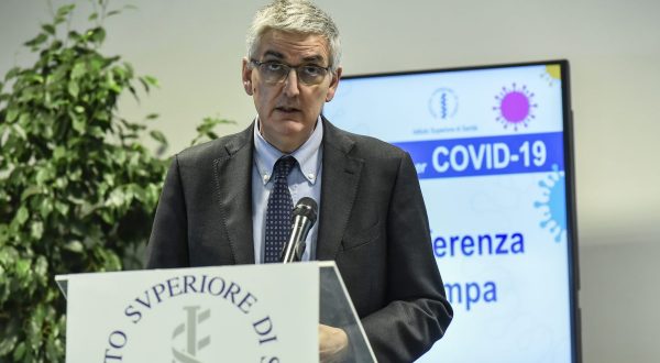 Covid, Brusaferro “Le misure funzionano, ma mantenere alta l’attenzione”