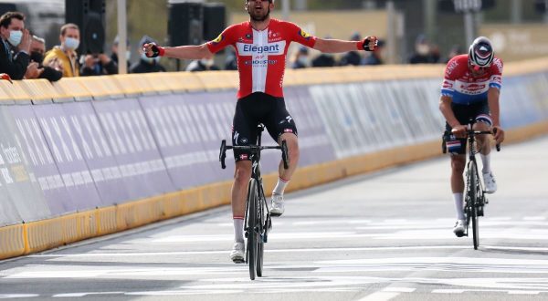 Asgreen trionfa al Giro delle Fiandre, battuto Van der Poel