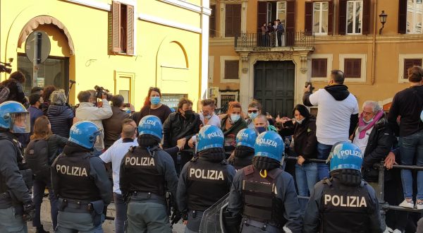 Manifestazione per le riaperture, tensione davanti alla Camera