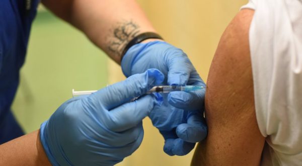 Covid, accordo con parti sociali su sicurezza e vaccini in azienda