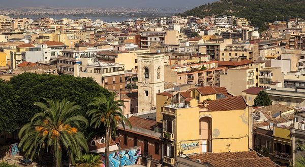 Covid, passano in arancione sei regioni, Sardegna in rosso