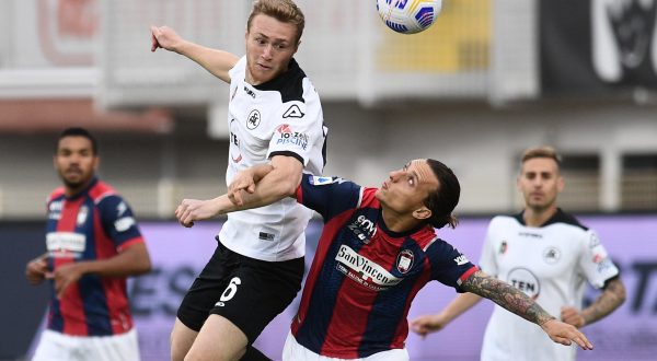 Rimonta Spezia allo scadere, 3-2 al Crotone