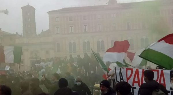 Corteo “Io apro” a Roma, tensione manifestanti-forze dell’ordine