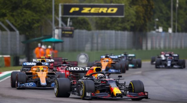 Verstappen vince a Imola su Hamilton e Norris, Leclerc 4° e Sainz 5°