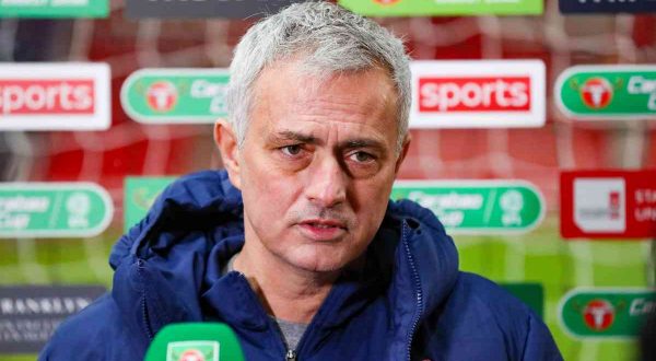 Il Tottenham esonera Josè Mourinho