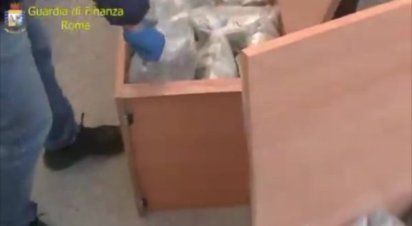 Al porto di Civitavecchia con 200 kg marijuana, arrestato corriere sardo