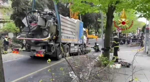 Roma, cede l’asfalto. Un’autocisterna finisce in una voragine