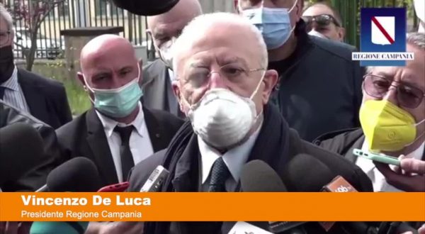 Vaccino, De Luca “In Campania non procederemo per fasce d’età”