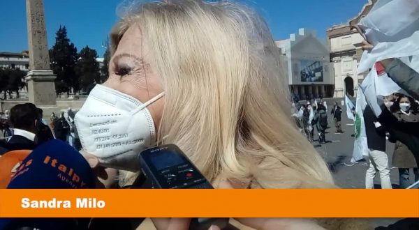 Covid, Sandra Milo in piazza con gli autonomi e le partite Iva