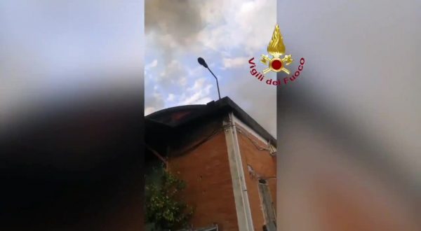 Roma, incendio in un capannone di Tor Cervara