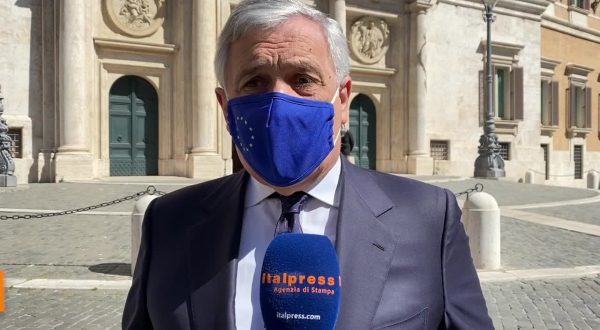 Vaccini, Tajani “Autorità regolatorie evitino messaggi contraddittori”