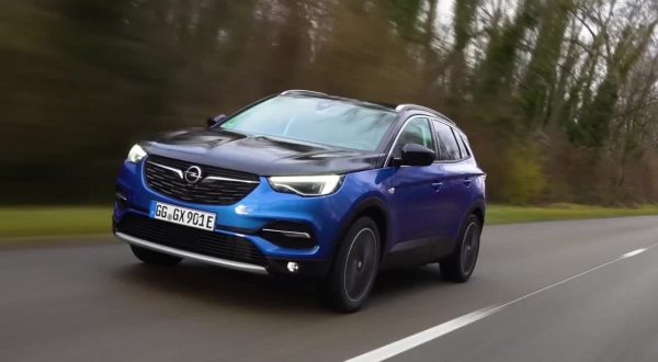 Opel Grandland X ibrida: 300cv e trazione integrale ad emissioni ridotte