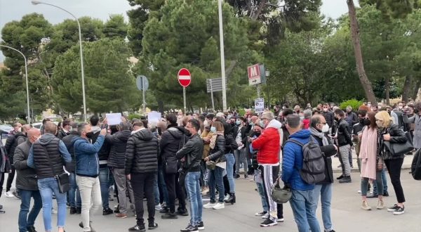 Covid, monta protesta acconciatori ed estetiste a Palermo