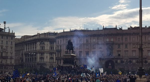 Scudetto Inter, assembramenti in piazza Duomo per la festa dei tifosi