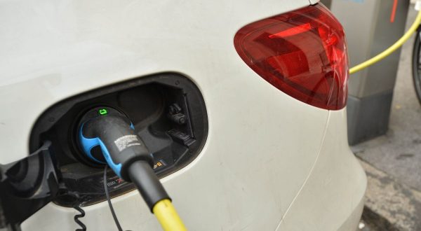 Ricarica auto elettriche, studio Arera “Prezzo medio wallbox 1200 euro”