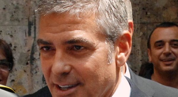 George Clooney compie 60 anni, da sex symbol all’impegno sociale