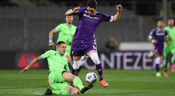 Vlahovic trascina la Fiorentina, battuta la Lazio 2-0