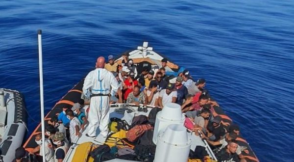 Nuova ondata di sbarchi a Lampedusa, altri avvistamenti nel Mediterraneo