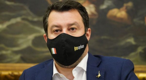 Immigrazione, Salvini “Italia si comporti come altri paesi Ue”