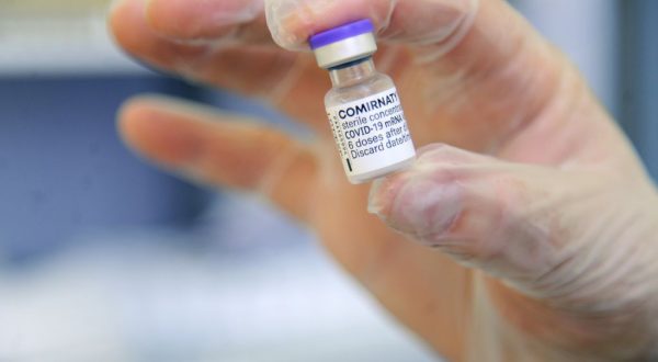 Vaccini, Aifa “309 reazioni avverse ogni 100mila dosi, 91% non gravi”