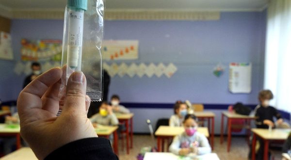 Via libera ai tamponi salivari “Opportunità per screening scolastici”