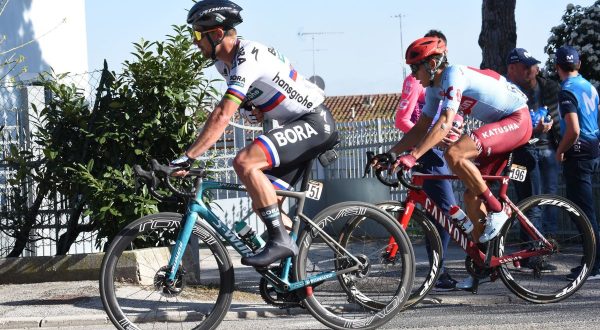 Sagan vince la 10^ tappa del Giro, Bernal resta in rosa