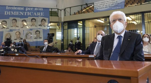 Mattarella “Nessuna zona grigia, o contro la mafia o si è complici”