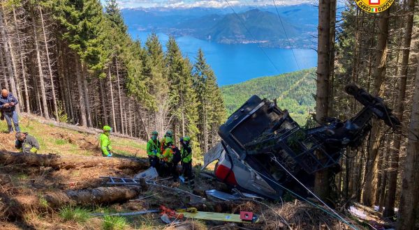 Crolla la funivia del Mottarone in Piemonte, 9 vittime