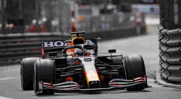 Verstappen vince a Montecarlo davanti a Sainz