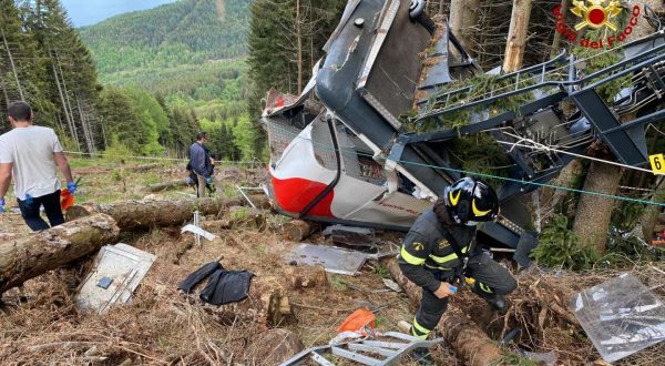 Sale a 14 numero vittime per il crollo funivia, morto bimbo superstite