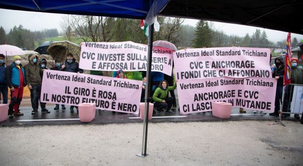 Lavoratori Ideal Standard in sciopero manifestano al Giro d’Italia