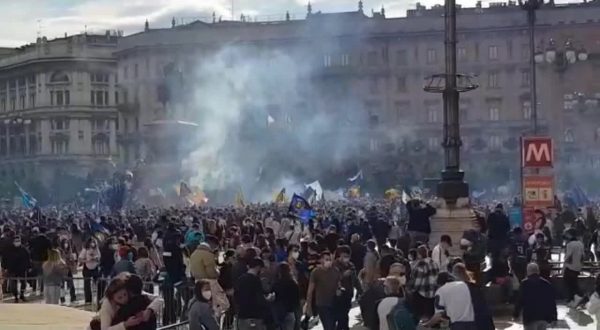 Inter campione d’Italia, la festa dei tifosi in piazza Duomo