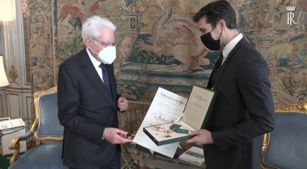 Mattarella consegna onorificenza Grande Ufficiale a Roberto Bolle