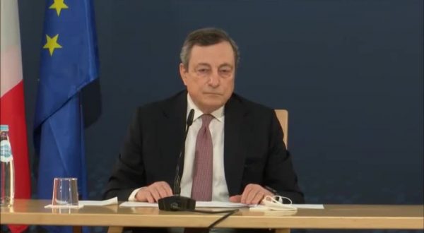 Siparietto fra Draghi e il pavone a Oporto “Ci accompagna…”