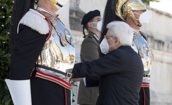 Mattarella all’Altare della Patria “Grati a chi ha difeso la Repubblica”