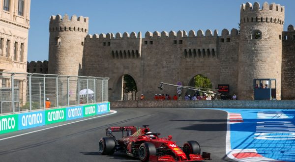 Leclerc in pole a Baku, poi Hamilton e Verstappen