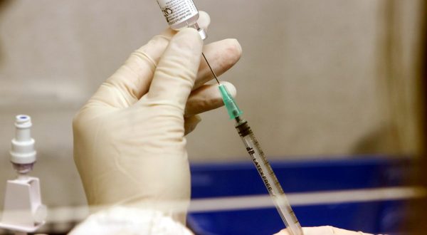 Vaccini, il Parlamento Ue chiede la sospensione dei brevetti