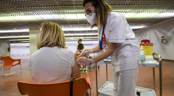 Aifa approva vaccinazione mista per under 60