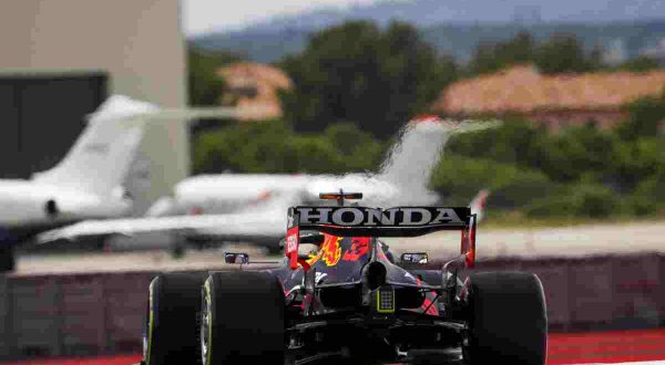 Verstappen guida le libere in Francia, Mercedes inseguono