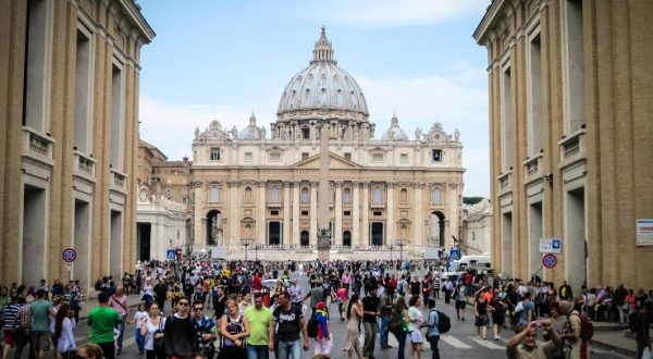 Tutta l’Italia in zona bianca, via le mascherine all’aperto