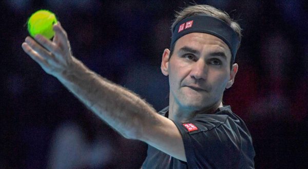 Federer avanza a fatica a Londra, fuori Serena Williams