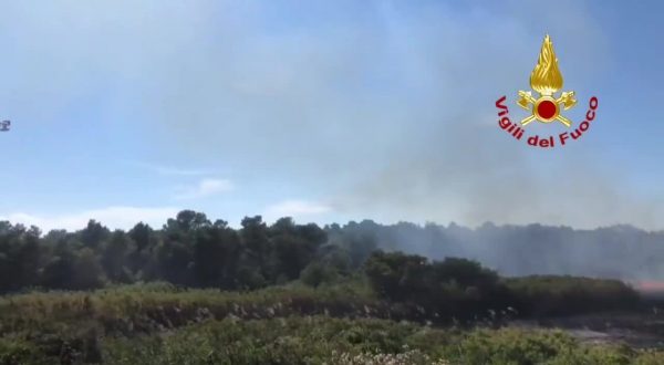 Lecce, i canadair intervengono per spegnere un incendio