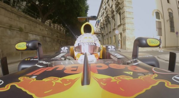 A Palermo sfreccia un’auto di Formula 1