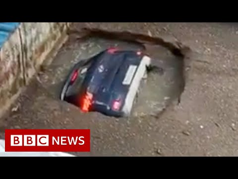 Parked car disappears into disused well in Mumbai – BBC News