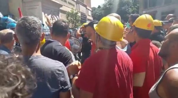 Genova, scontri tra lavoratori ex Ilva e forze dell’ordine