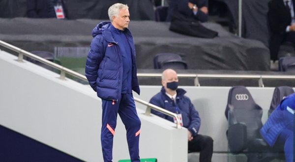 Mourinho sbarca a Roma, tifosi giallorossi in festa