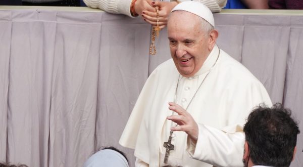 Il Papa operato al Gemelli, Vaticano “Ha reagito bene all’intervento”