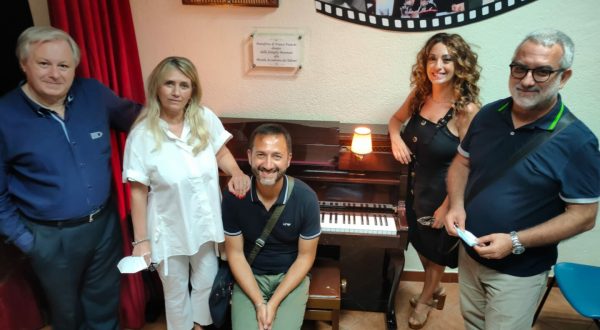 Figli Franco Franchi donano pianoforte padre a talenti Accademia Palermo